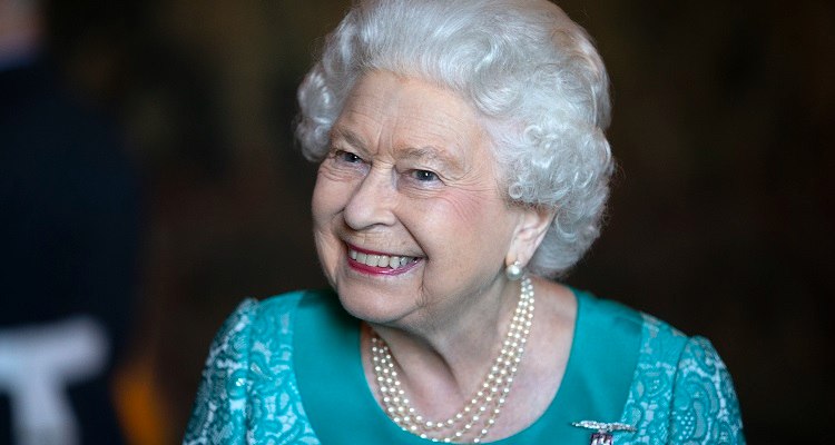 Regina Elisabetta sorride