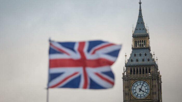 Londra tassa sugli abbracci