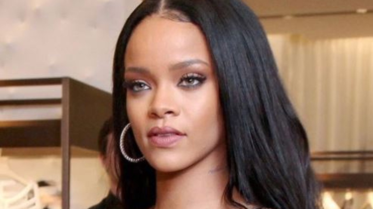 Rihanna senza reggiseno