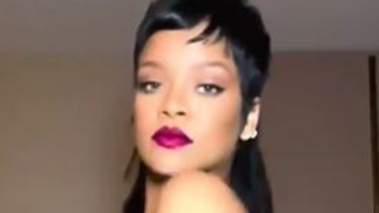 Rihanna Senza Reggiseno