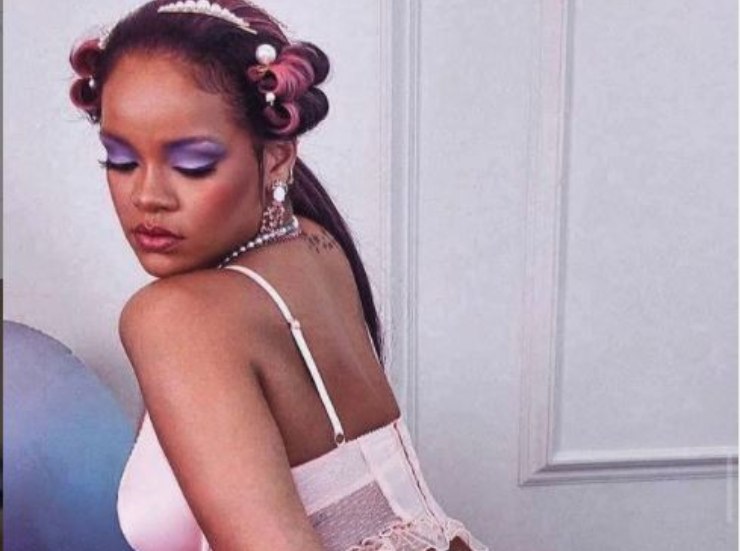 Rihanna senza reggiseno