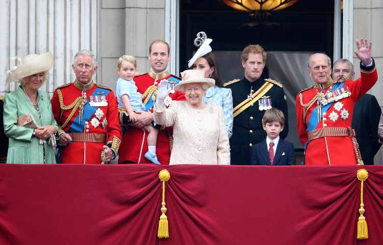 La Royal Family saluta i cittadini