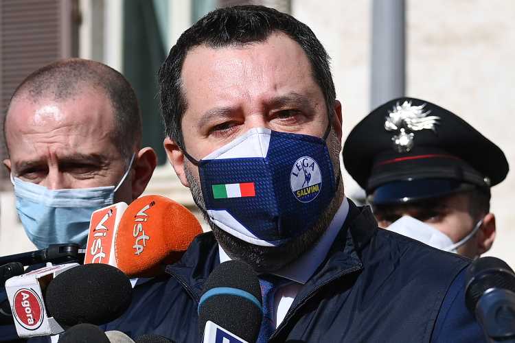 Matteo Salvini parla ai microfoni dei giornalisti