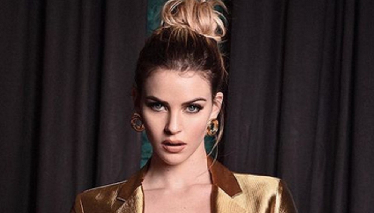 Sara Croce giacca sensuale