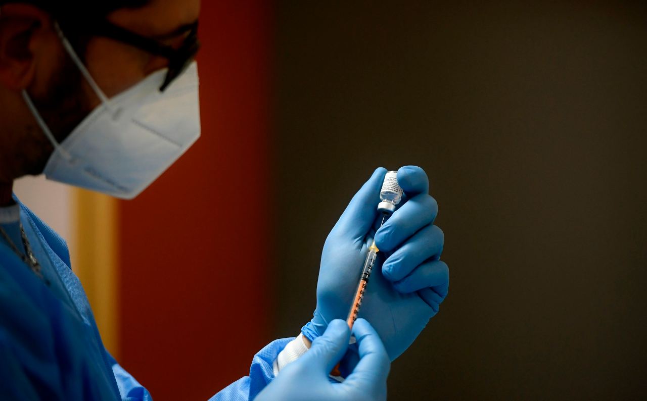 Operatore sanitario con il vaccino per il Covid-19