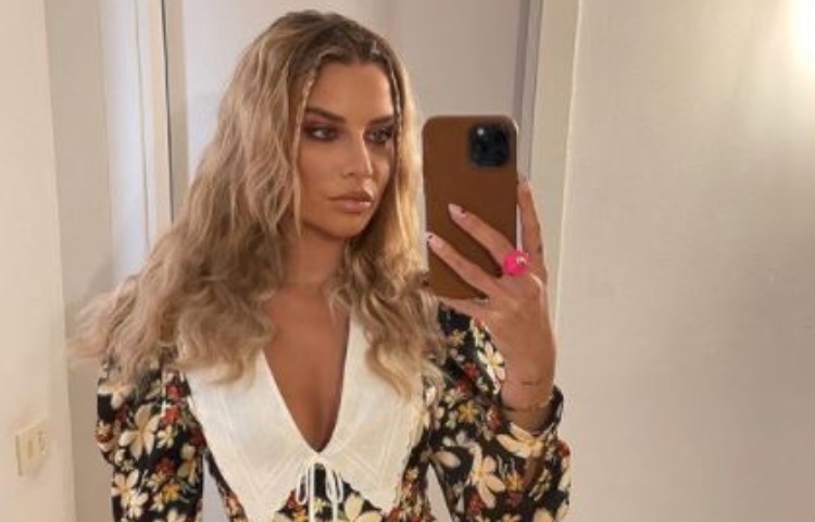 Veronica Ferraro vestito a fiori