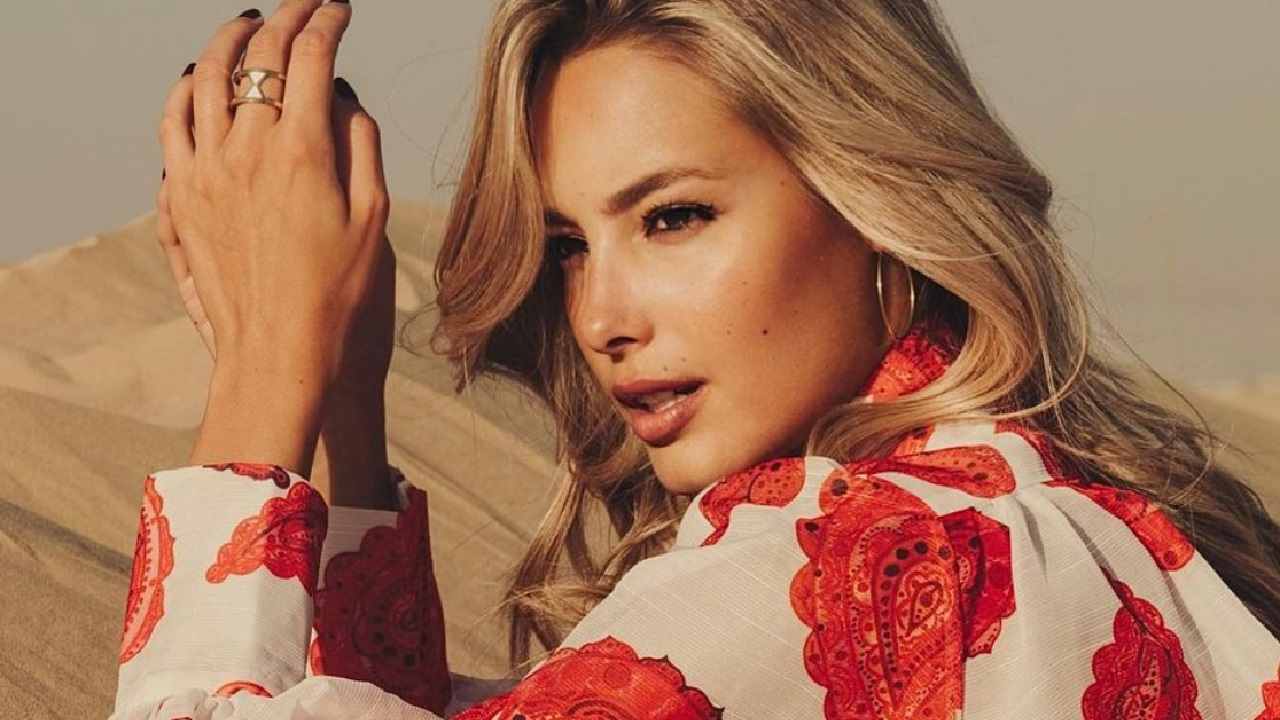 Viky Varga selfie specchio