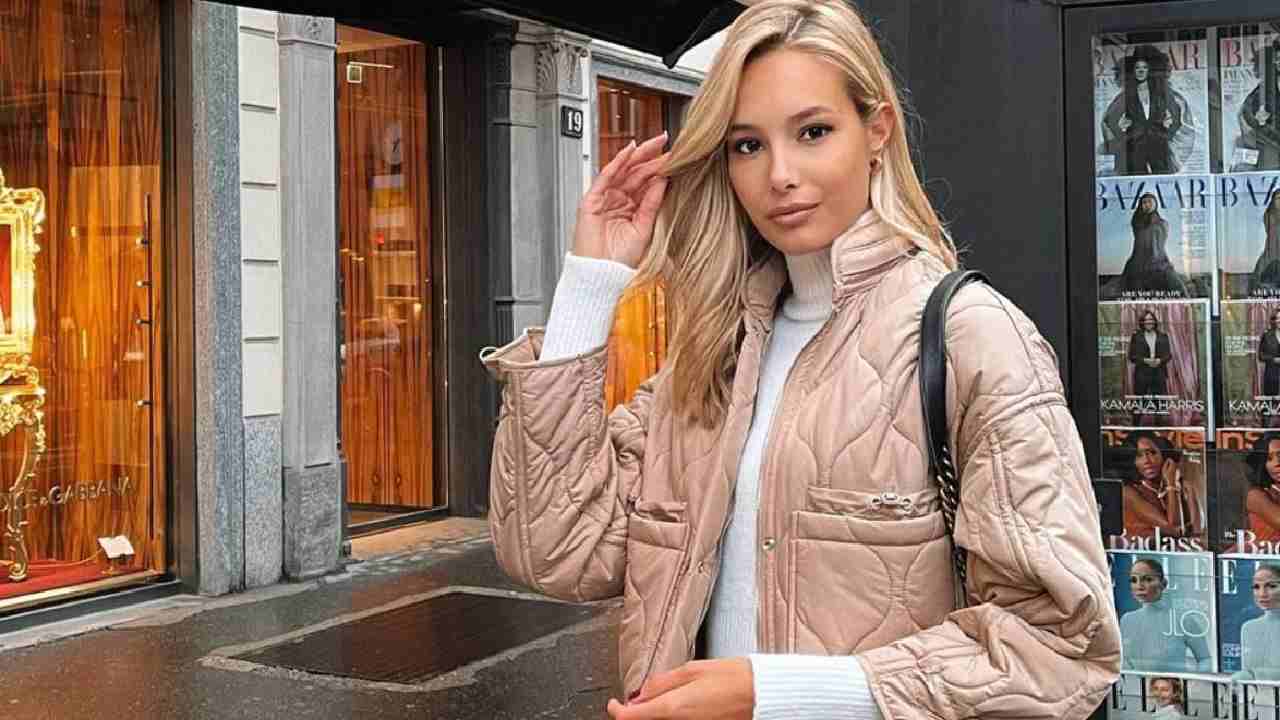 Viky Varga mano tra i capelli