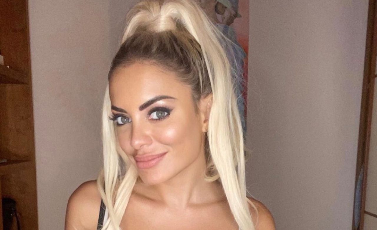 Elena Morali bellissima in primo piano