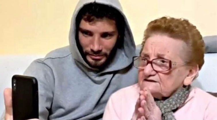 Stefano De Martino insieme a sua nonna