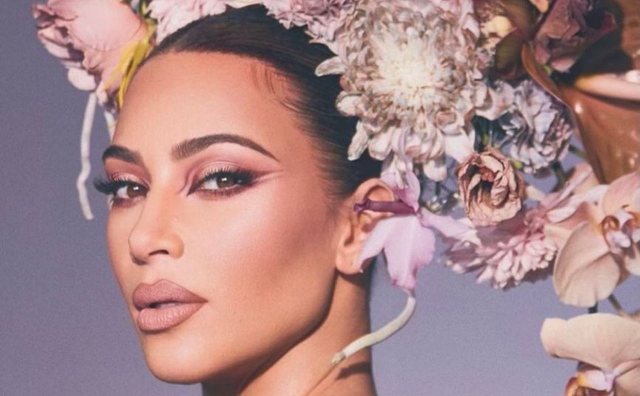 Kim Kardashian coperta di fiori