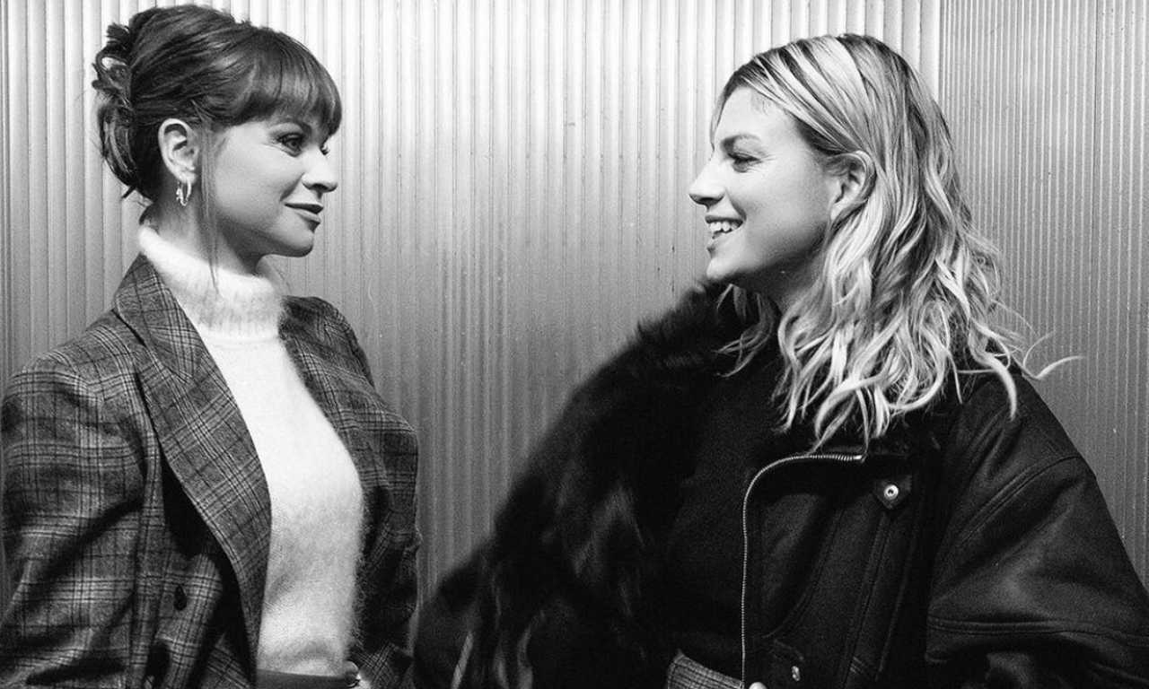 Emma e Alessandra Amoroso minigonna