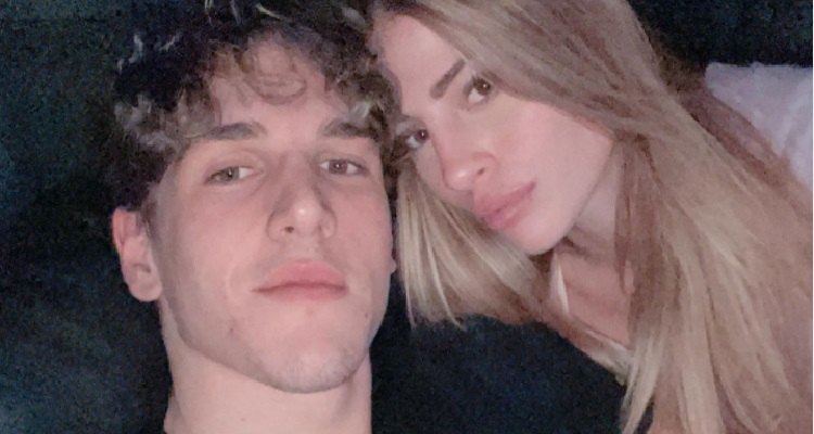 Zaniolo e Chiara Nasti sul divano