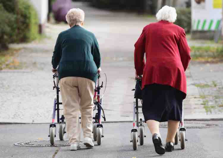 anziani camminano 