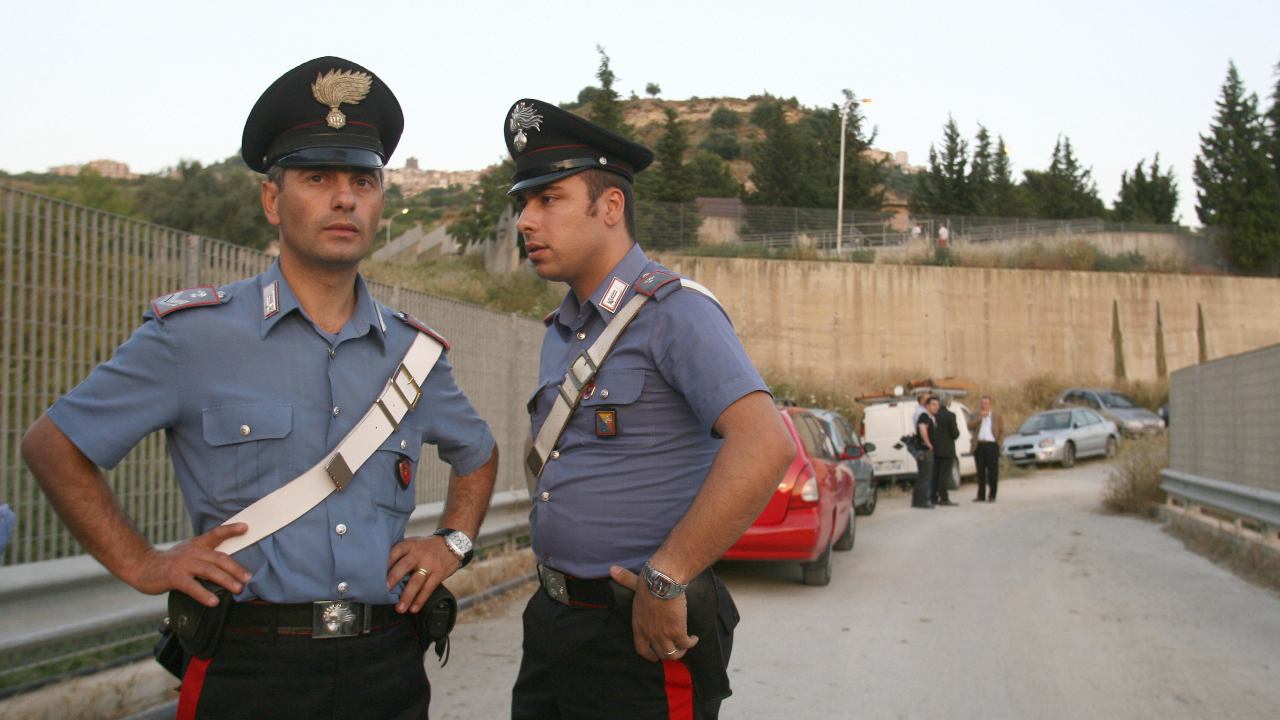 Carabinieri - baby escort
