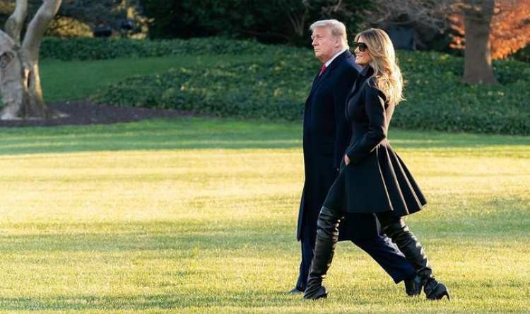 Donald e Melania Trump passeggiano