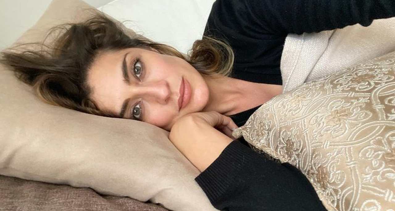 elisa isoardi sdraiata