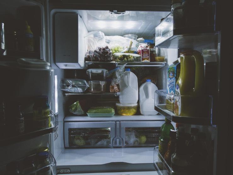 frigorifero pieno di cibo