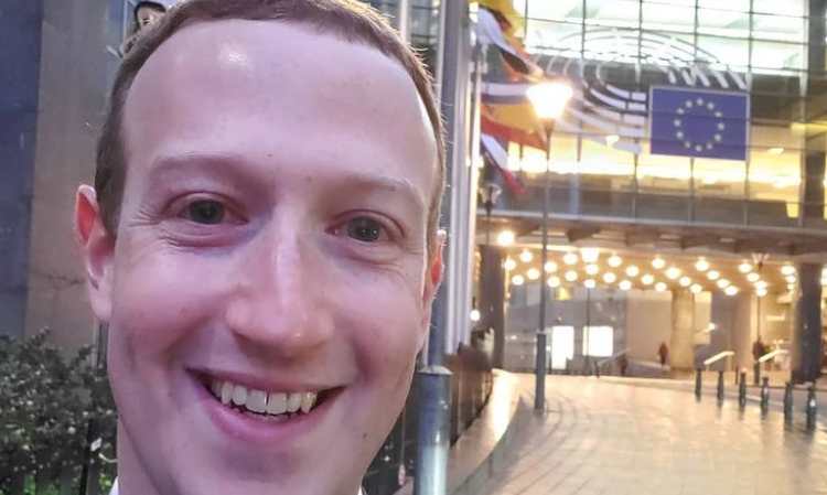 mark suckerberg sorridente