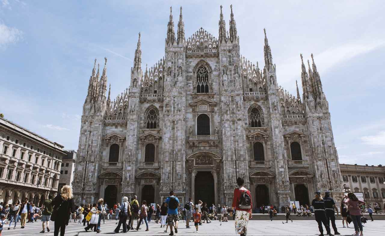 Milano invasa da un tanfo insopportabile