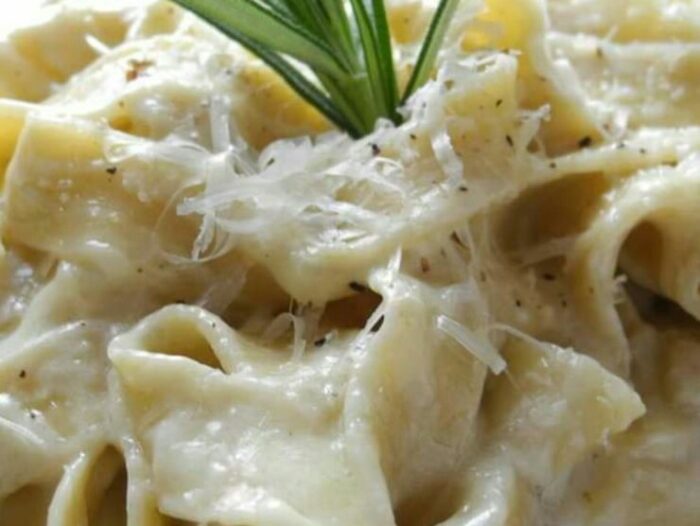 Pasta burro e parmigiano il trucco della ricetta per renderla cremosa