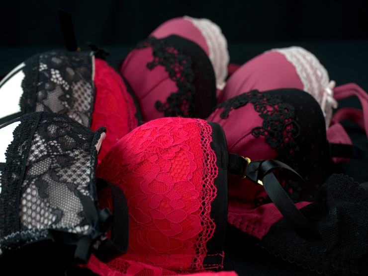 reggiseni colorati in pizzo