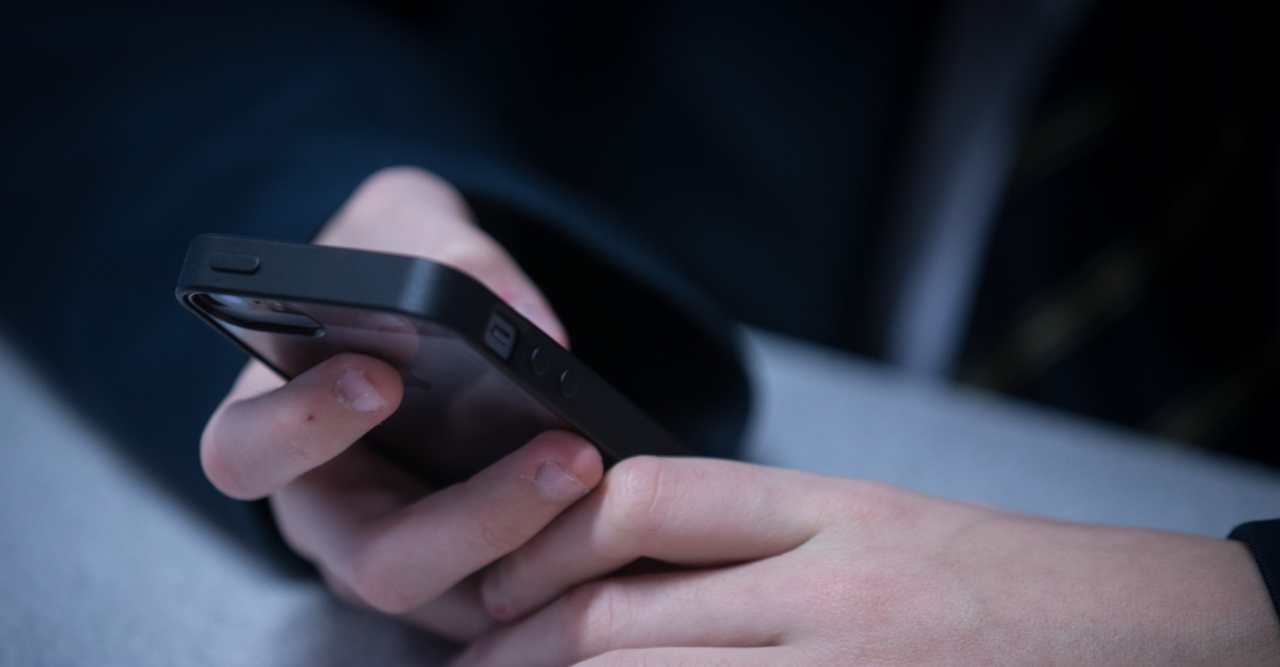 telefono fra le mani