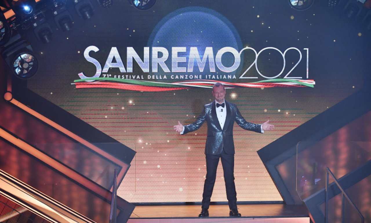 Sanremo 2021 Amadeus sul palco