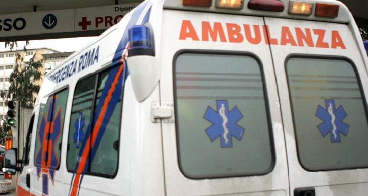 Ambulanza donna si butta dalla finestra