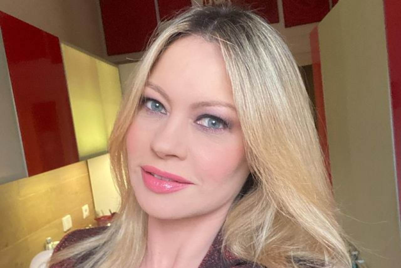 Anna Falchi selfie in primo piano