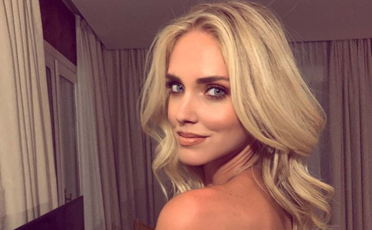 Chiara Ferragni di profilo