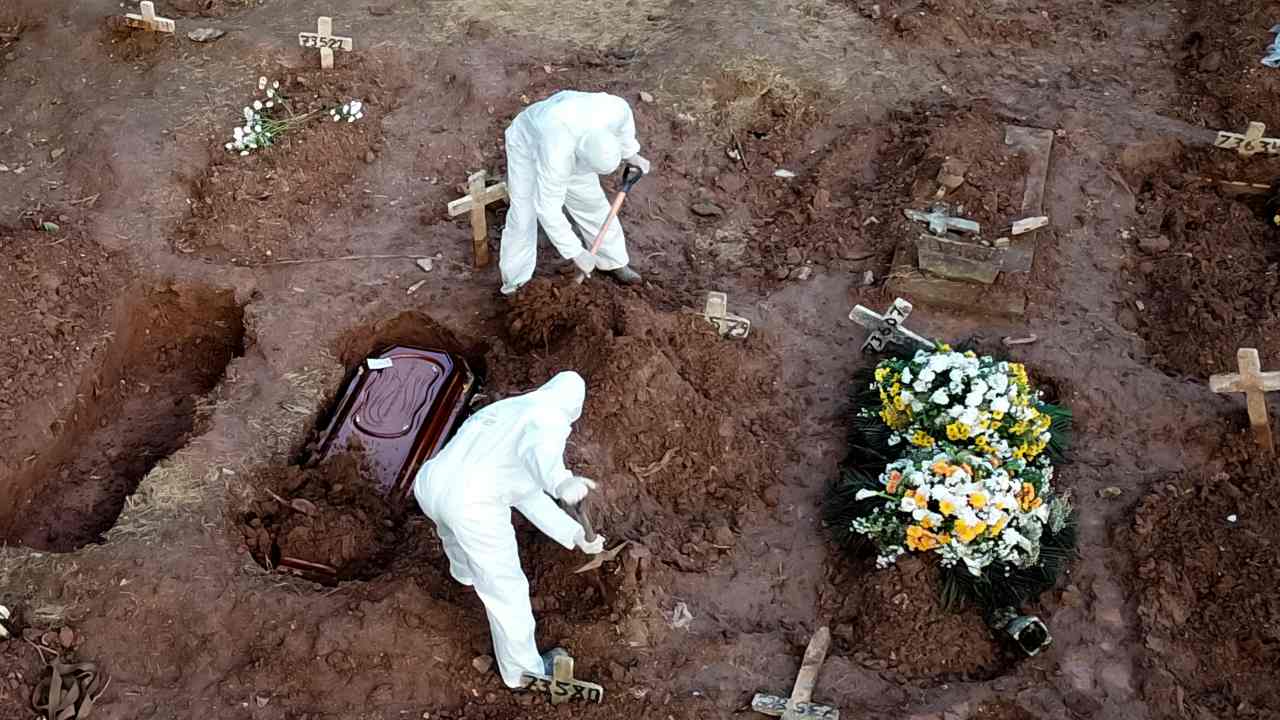Covid Nuovo Record Decessi Brasile Cimitero
