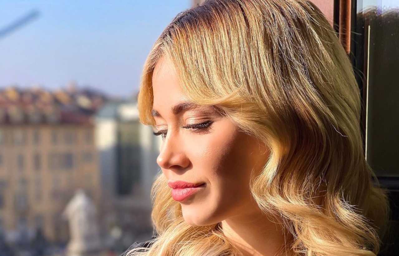 Diletta Leotta in posa in finestra