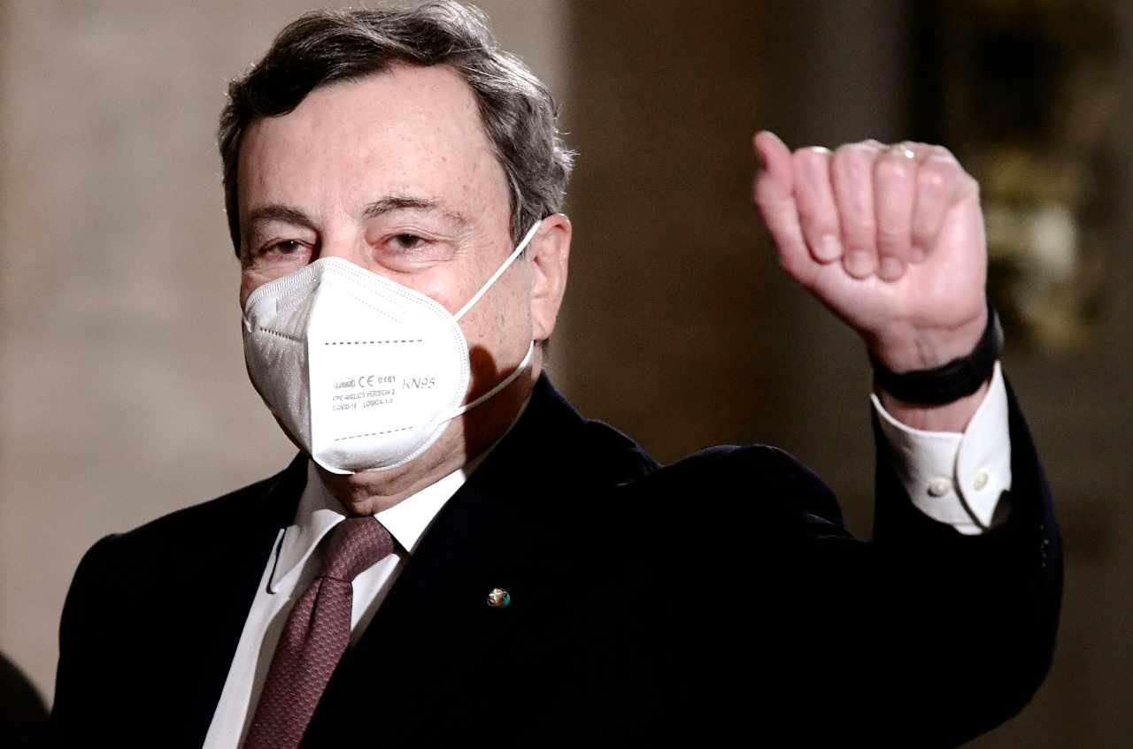 Mario Draghi esulta con la mascherina