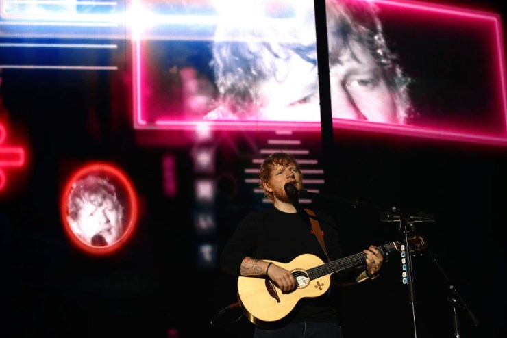 Ed Sheeran durante un concerto live 