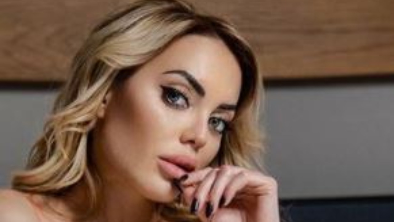 Elena Morali Pizzo Bianco Scollatura