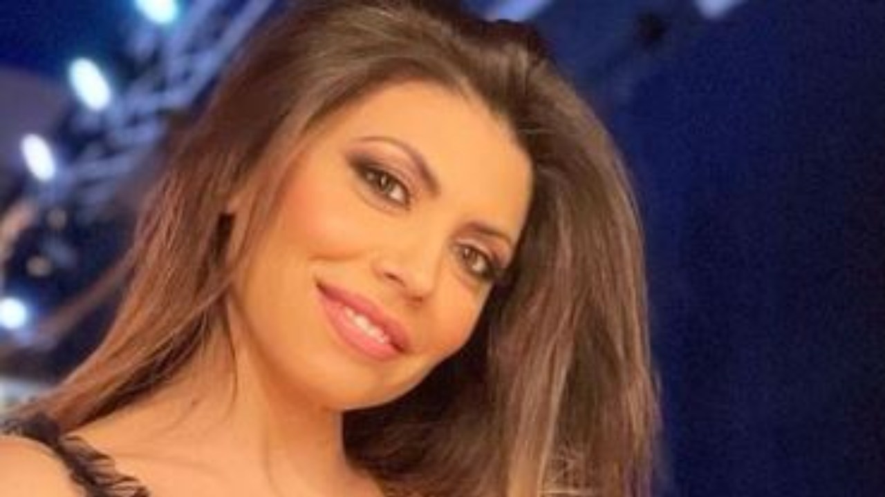 Flora Canto Look Spettinato