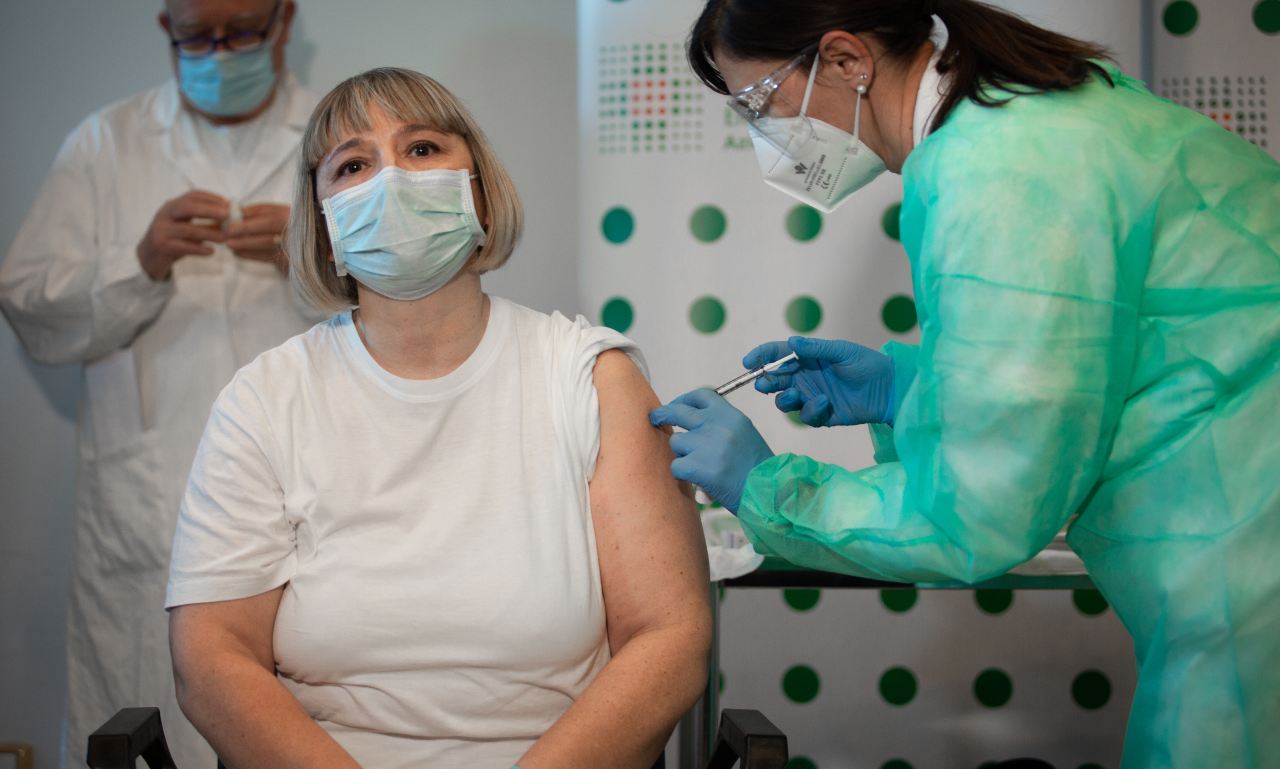 Donna riceve vaccino covid