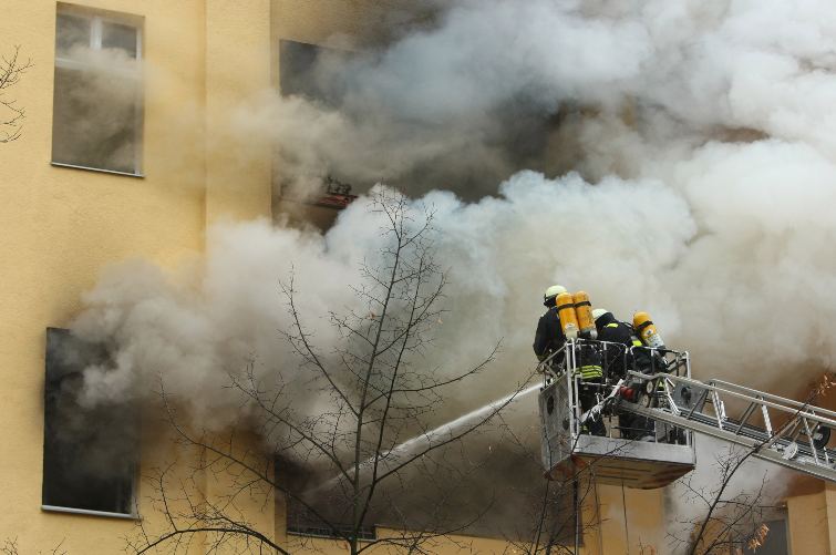 Incendio palazzina Prato intervento Vigili del Fuoco