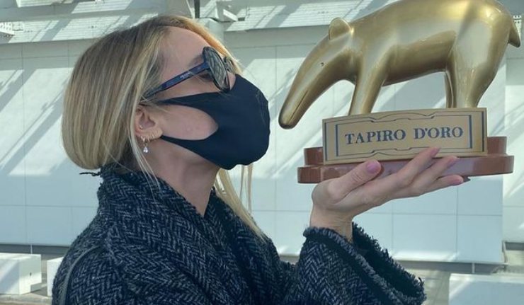 Ilary Blasi riceve il Tapiro d'oro