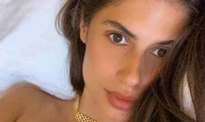 Ines Trocchia, posa super hot: lo slip sparisce. Voi chi scegliete? - FOTO