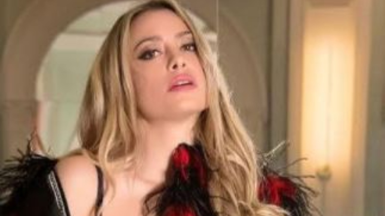 Martina Stella Gonna Spacco Profondo