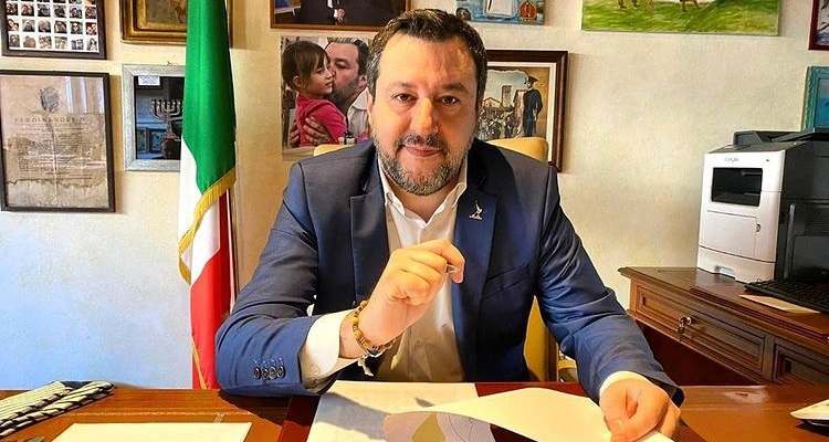 Matteo Salvini scrivania