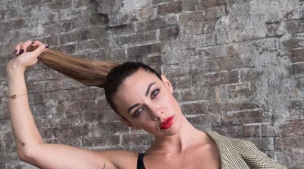 Melita Toniolo mani tra i capelli