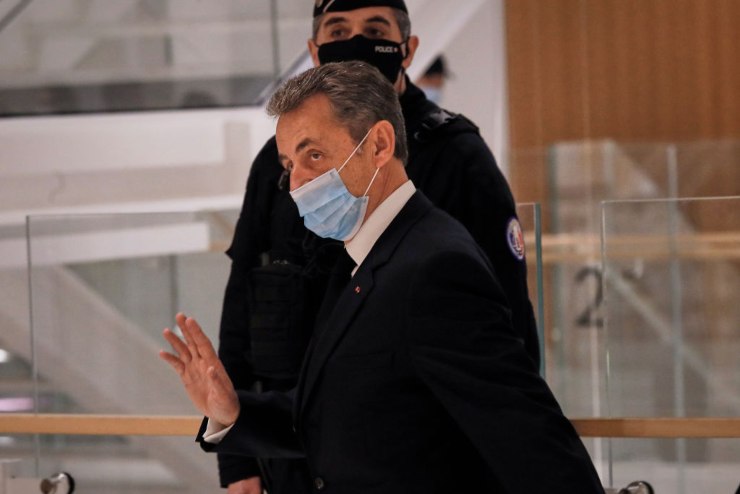 Nicolas Sarkozy saluta
