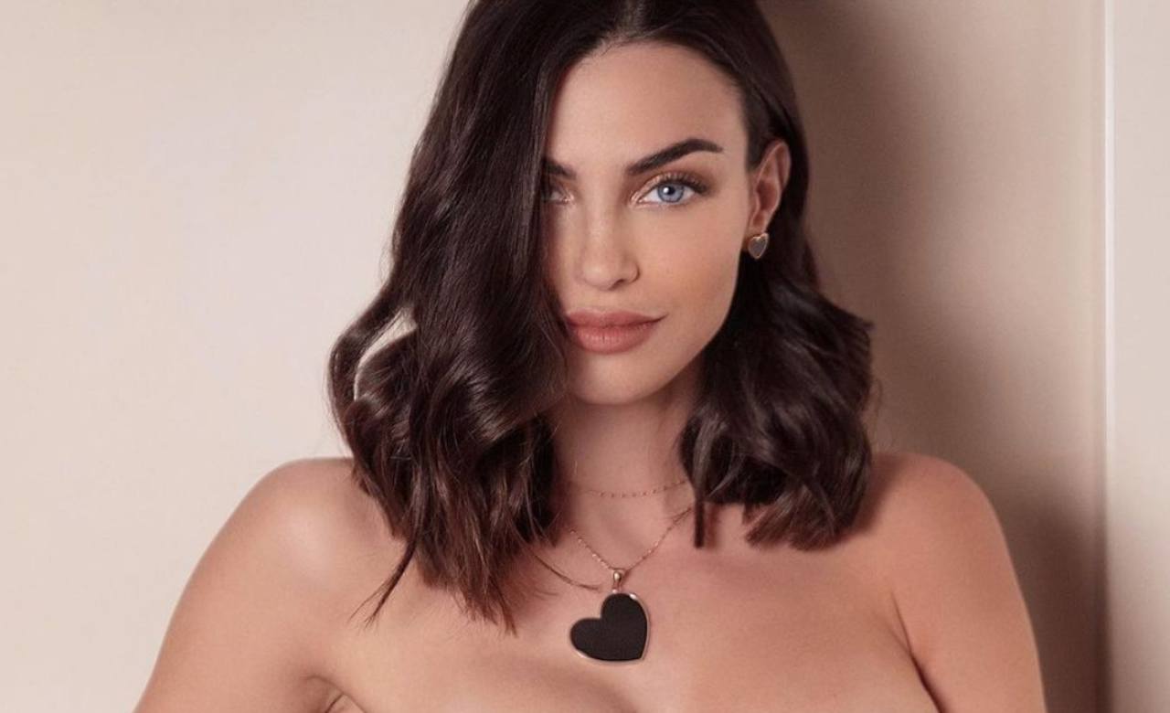 Nicole Mazzocato posa vestito