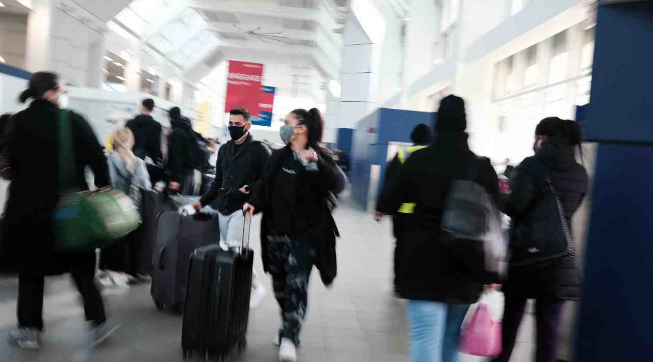 Persone che viaggiano durante la pandemia da Covid