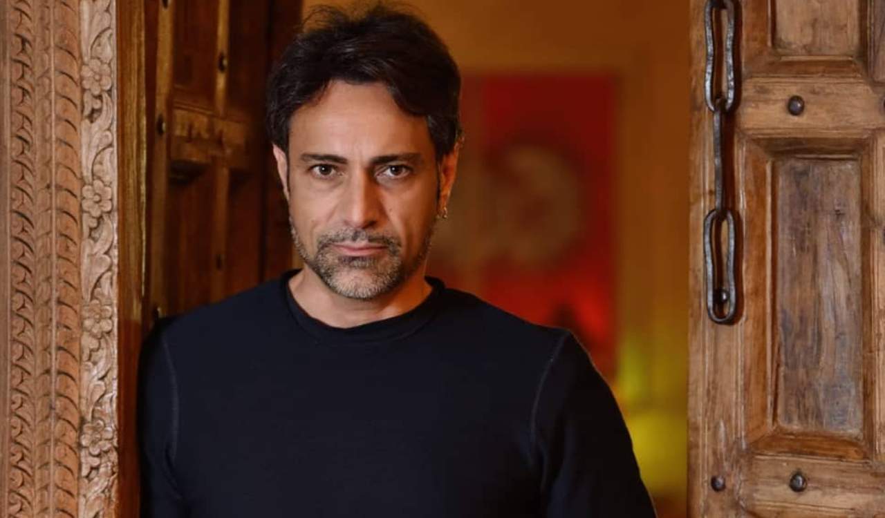 Pietro Delle Piane in posa