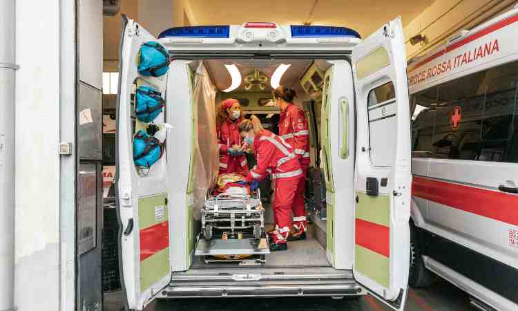 Soccorritori all'interno di un'ambulanza