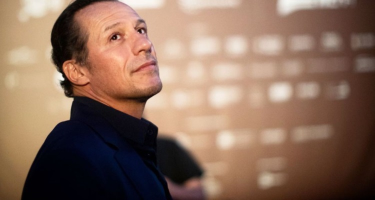 Stefano Accorsi pensieroso